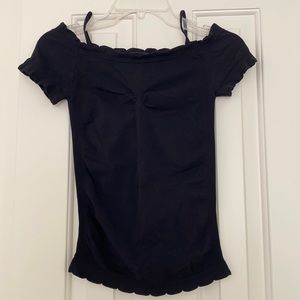 Blk off the shoulder top with stretch for a great curvy fit😎
